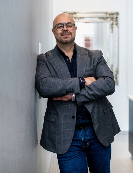 Dr Peter Poulos